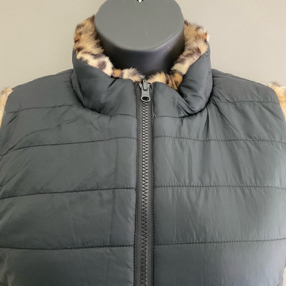 Reversible animal print vest - Picture 8 of 9
